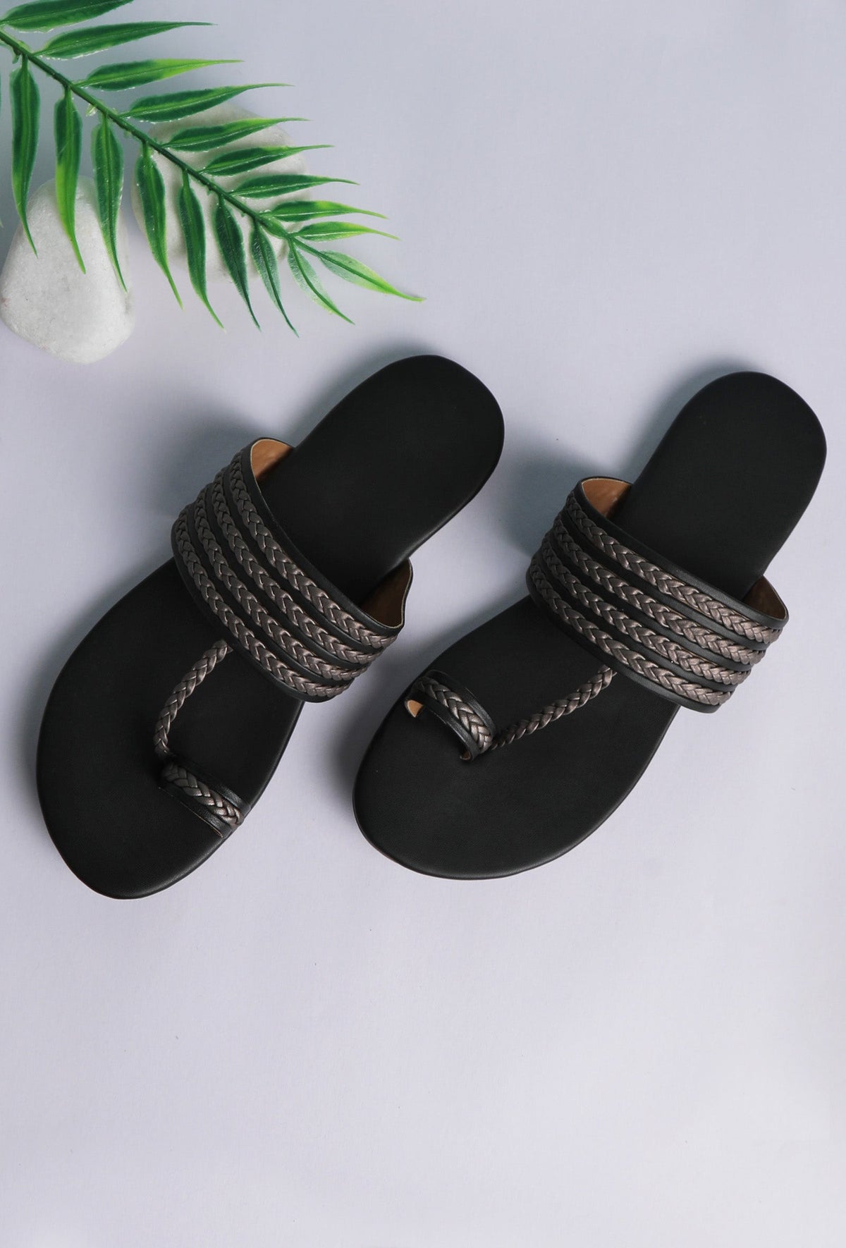 Black Knotted Cruelty Free Leather Kolhapuri Inspired サイズ EU37