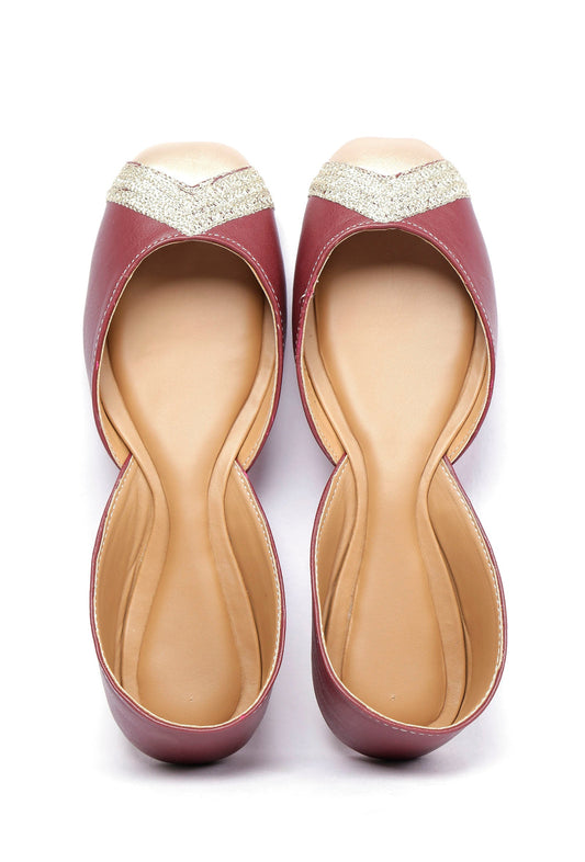 Caramel Red Embroidered Cruelty-Free Leather Juttis サイズ EU38