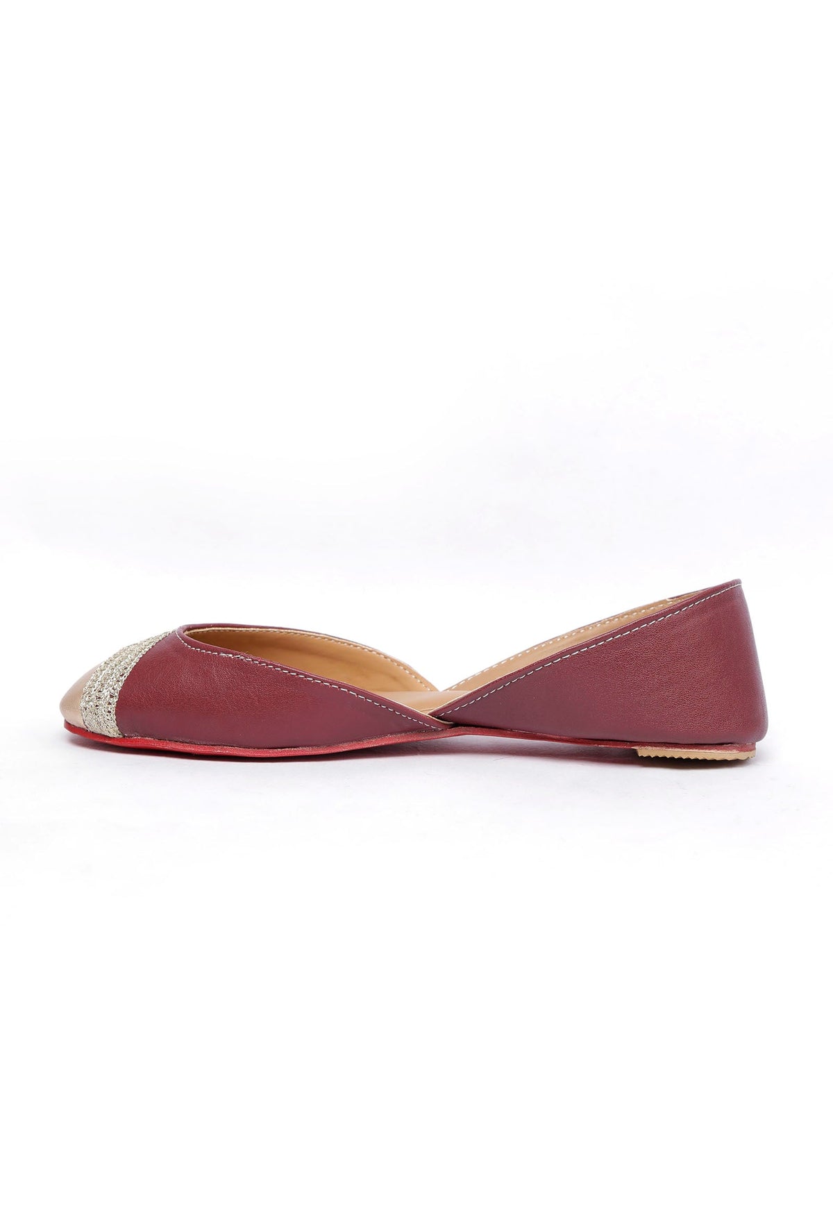 Caramel Red Embroidered Cruelty-Free Leather Juttis サイズ EU42