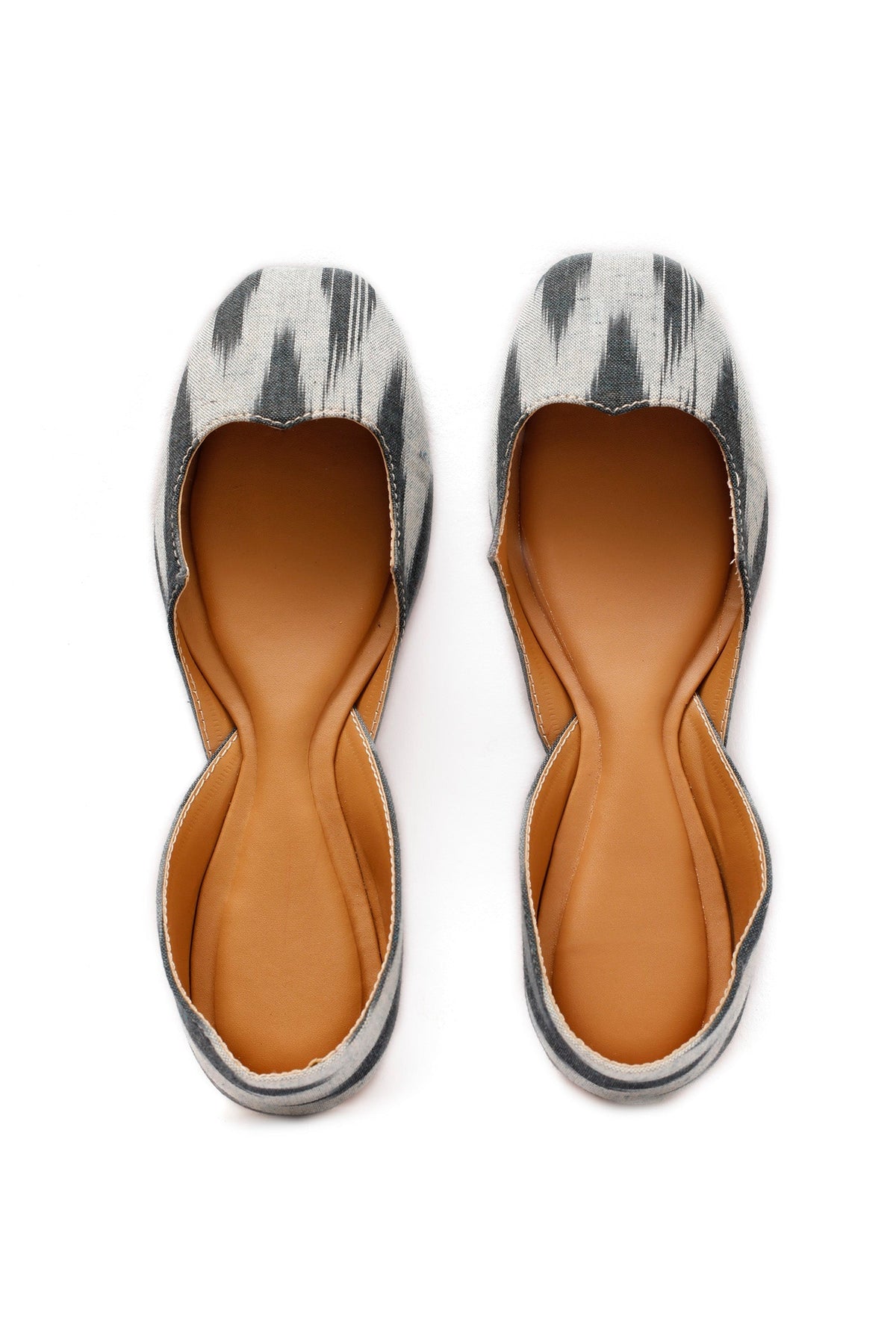 Grey and White Ikkat Cruelty Free Leather Juttis サイズ EU39
