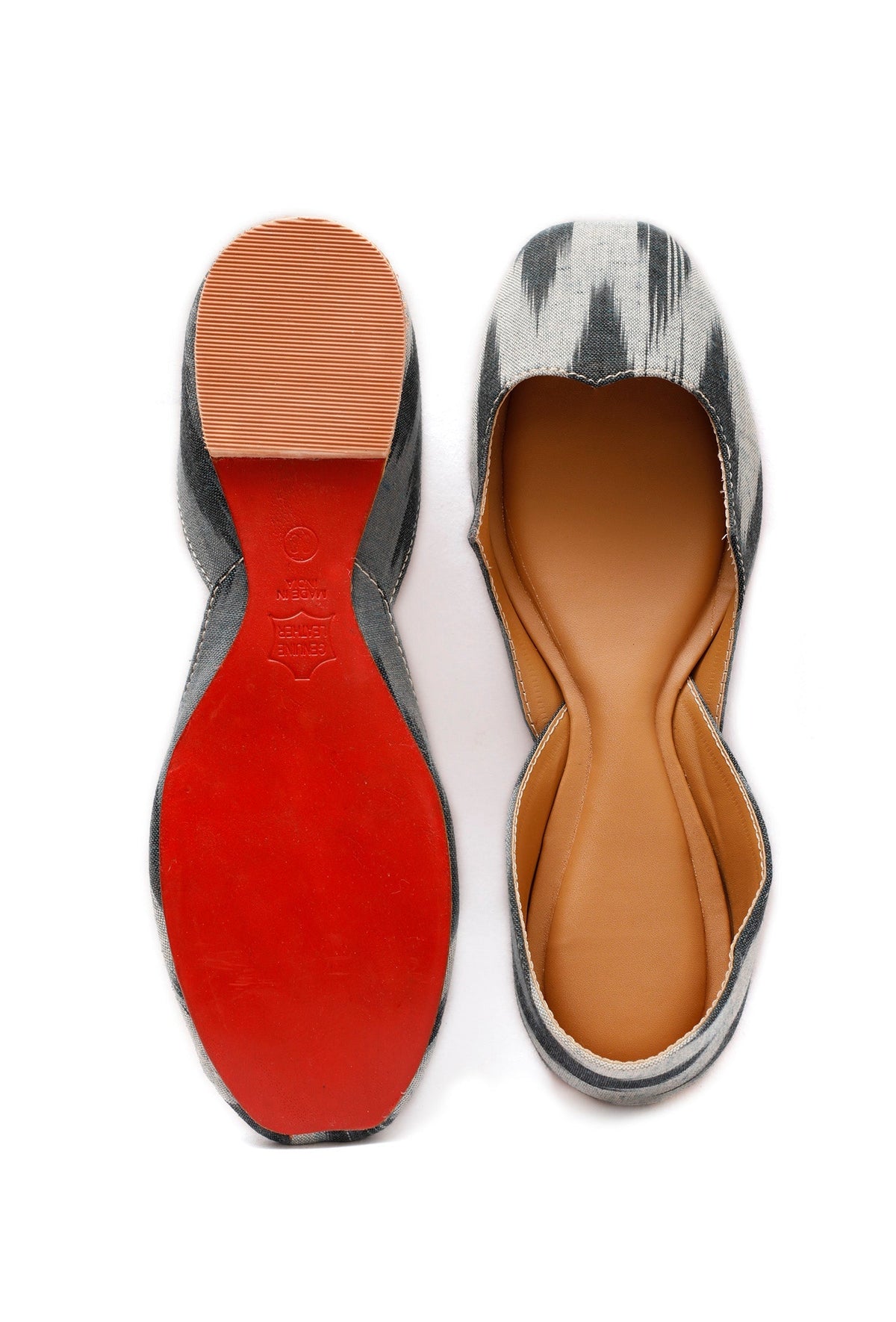 Grey and White Ikkat Cruelty Free Leather Juttis サイズ EU40