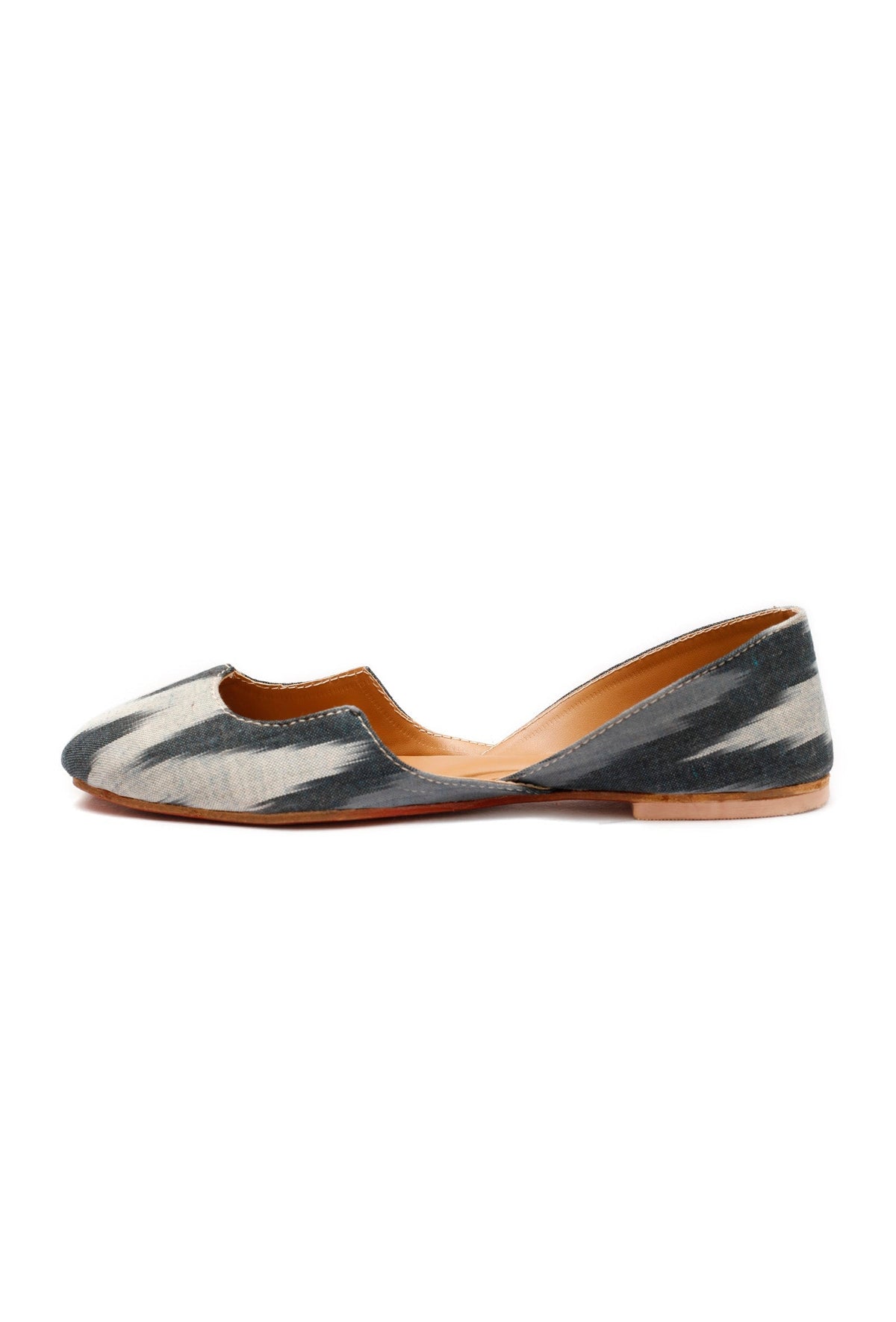 Grey and White Ikkat Cruelty Free Leather Juttis サイズ EU39