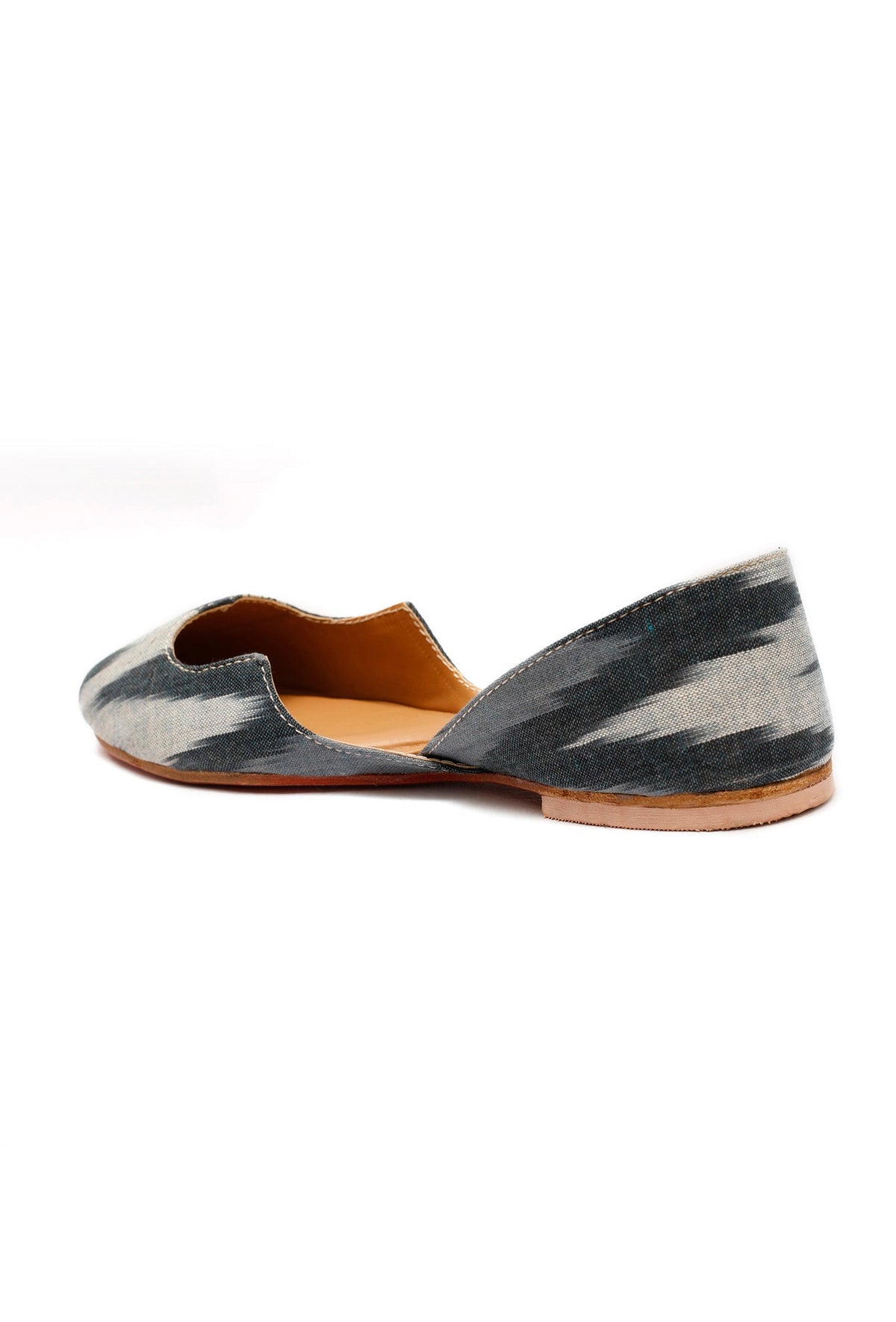 Grey and White Ikkat Cruelty Free Leather Juttis サイズ EU38