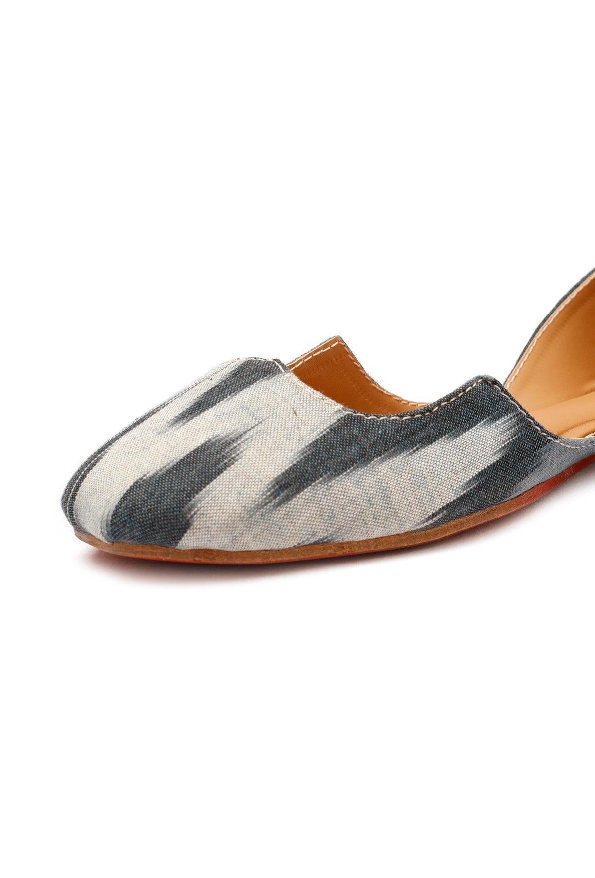 Grey and White Ikkat Cruelty Free Leather Juttis サイズ EU35