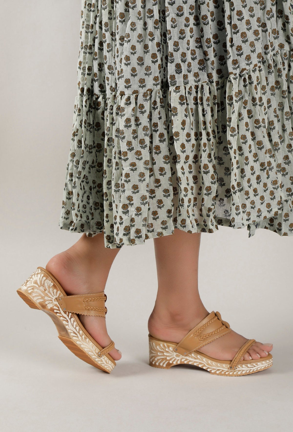 Tortilla Brown Wooden Carved Braided Wedges サイズ EU37