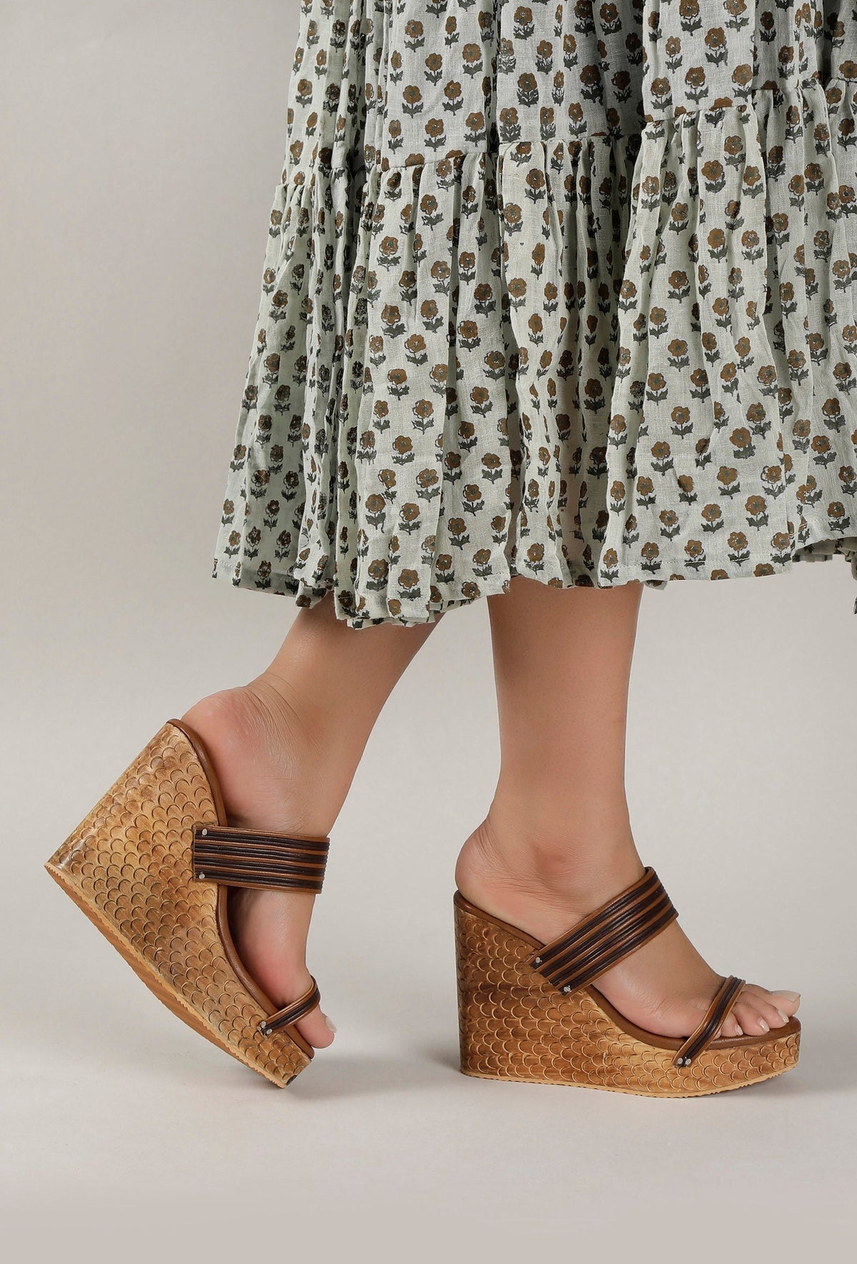 Penny Brown Wooden Carved Textured Platform Wedges サイズ EU37