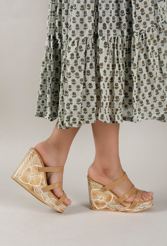 Peanut Brown Wooden Carved Strappy Platform Wedges サイズ EU37