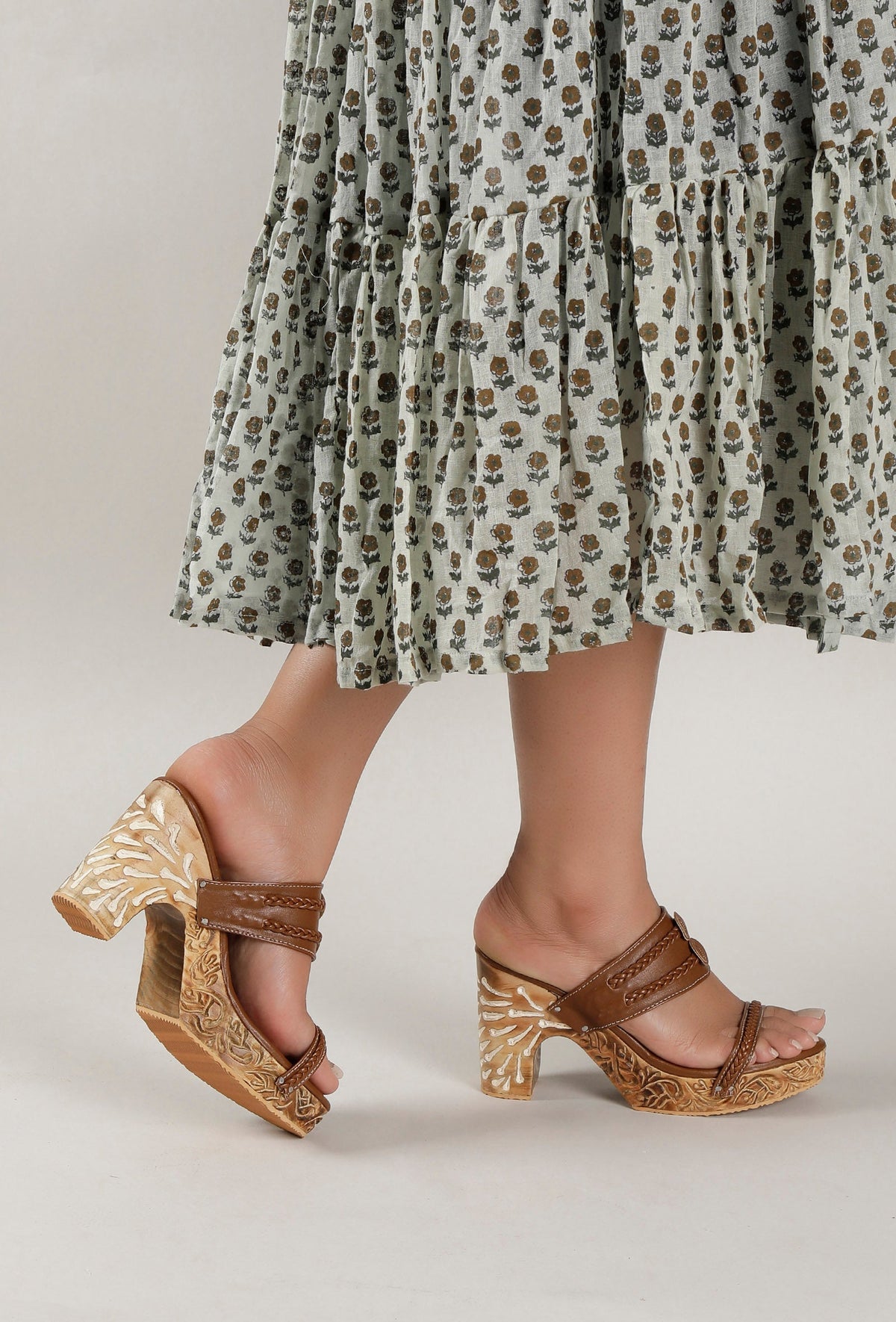 Tawny Brown Wooden Carved Braided Block Heels サイズ EU37