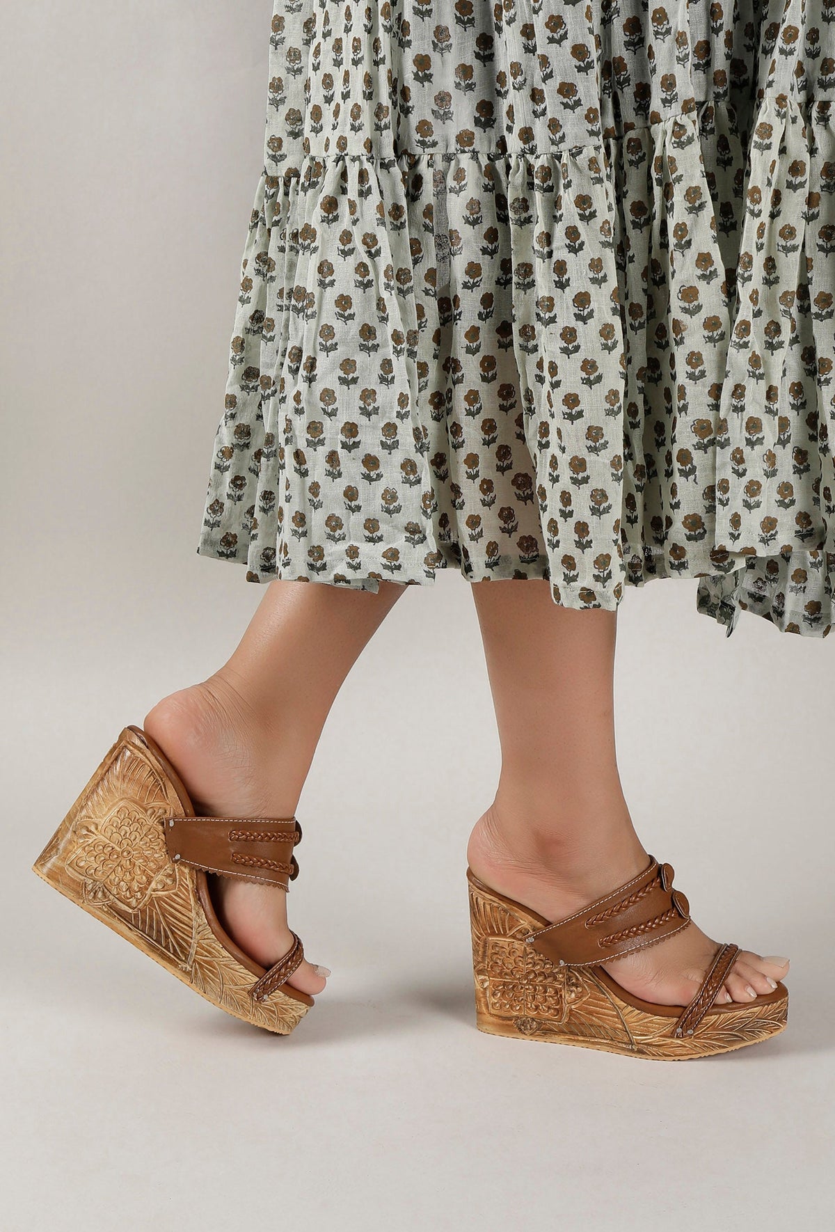 Caramel Brown Wooden Carved Braided & Textured Wedges サイズ EU35