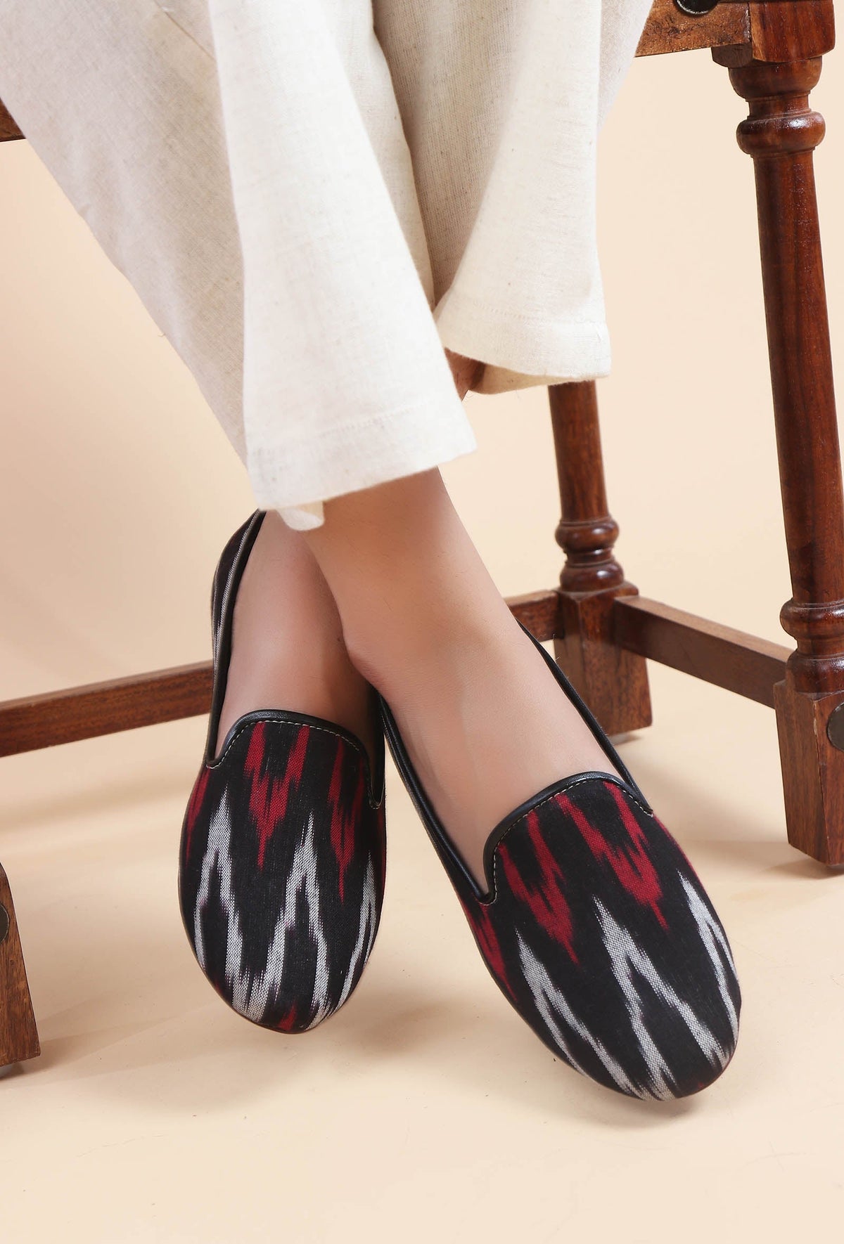 Black, Red & Grey Ikat Flat Cruelty Free Leather Ballerina サイズ EU39