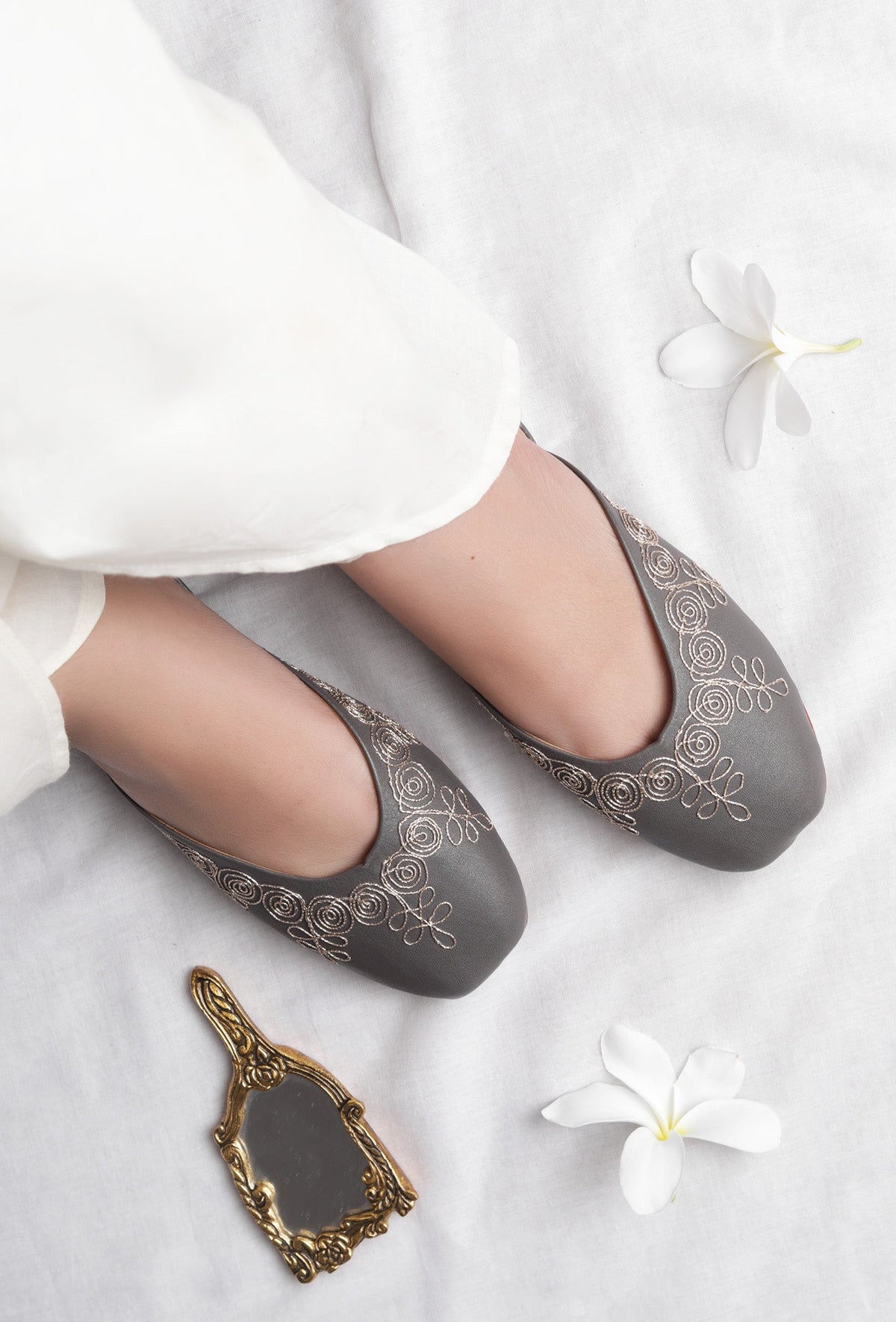 Aurora Grey Dori Zari Embroidered Jutti サイズ EU41