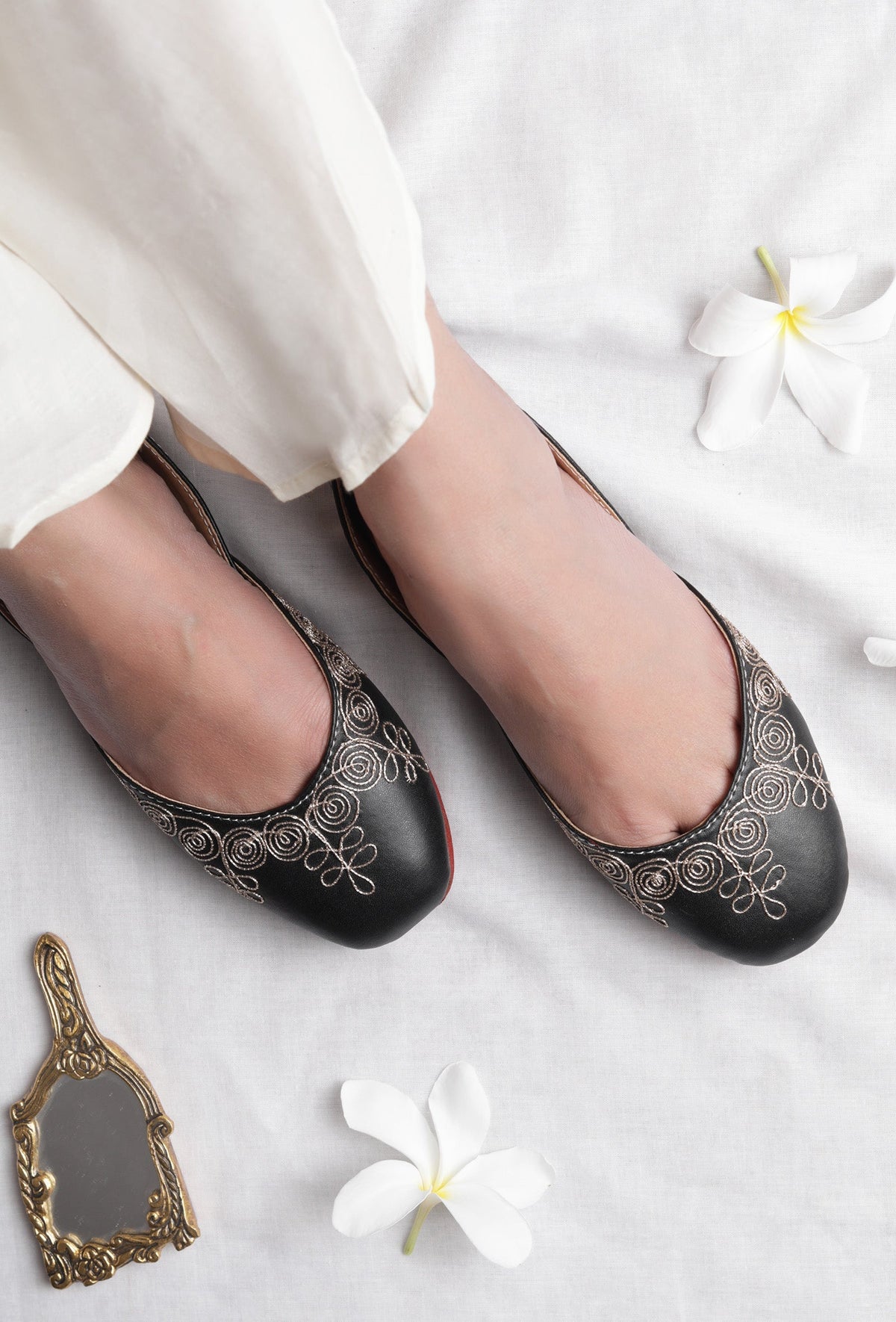 Amaya Black Dori Zari Embroidered Jutti サイズ EU38