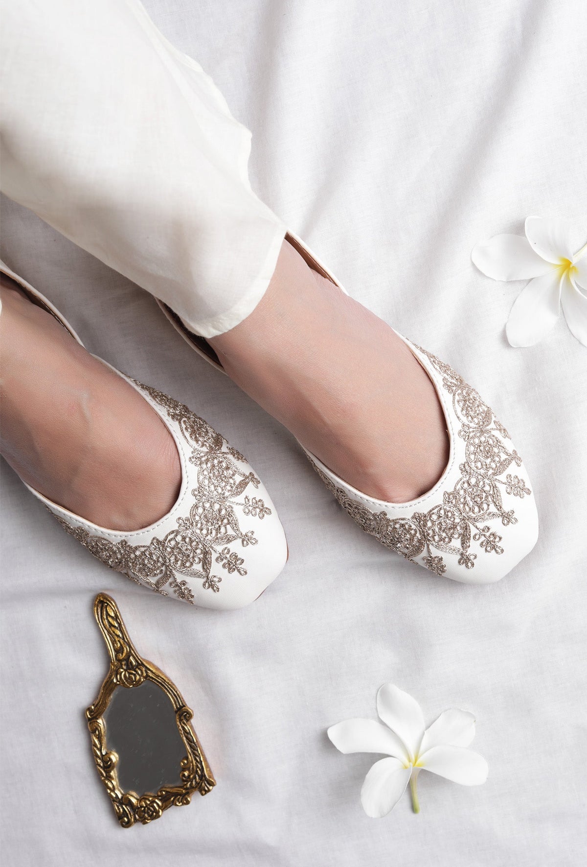 Aasna White Dori Zari Embroidered Jutti サイズ EU41
