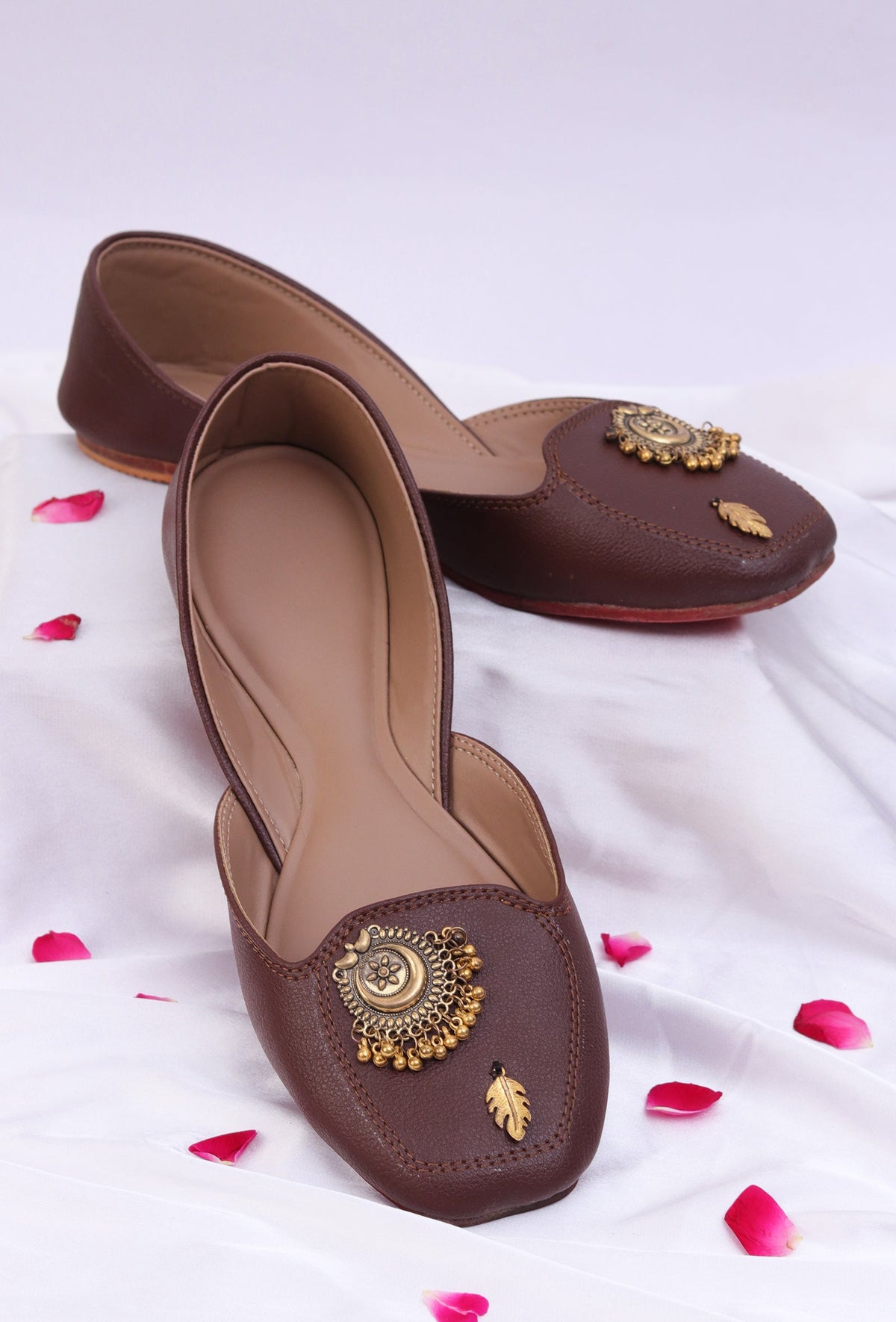 Classic Tan Brown Jutti with Chandbali and Ghungroo サイズ EU36