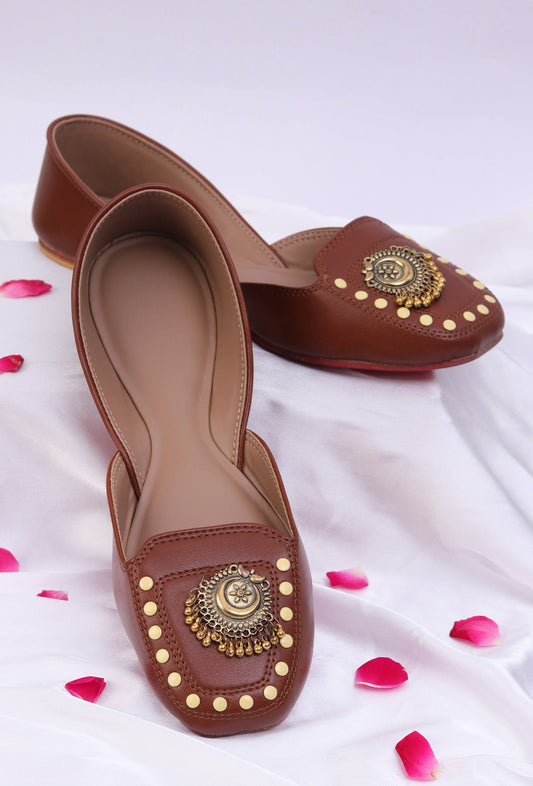 Tan Delight: Golden Chandbali Jutti with Yellow Dots サイズ EU38