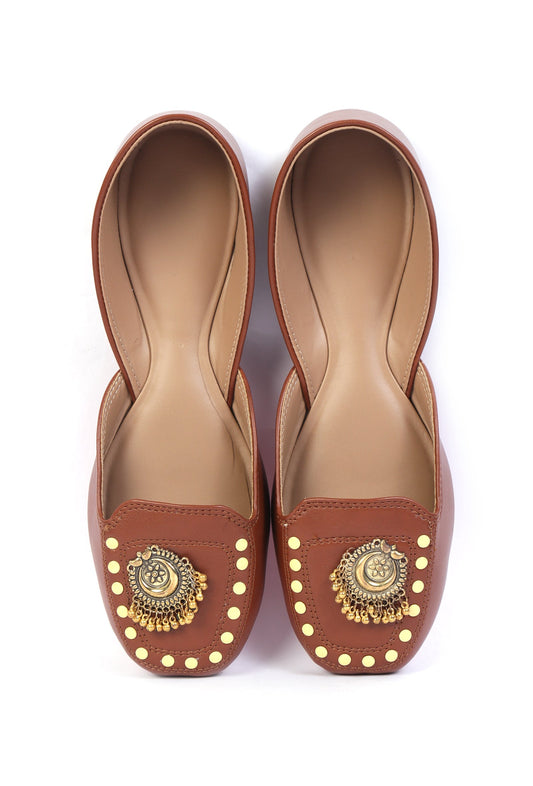 Tan Delight: Golden Chandbali Jutti with Yellow Dots サイズ EU38