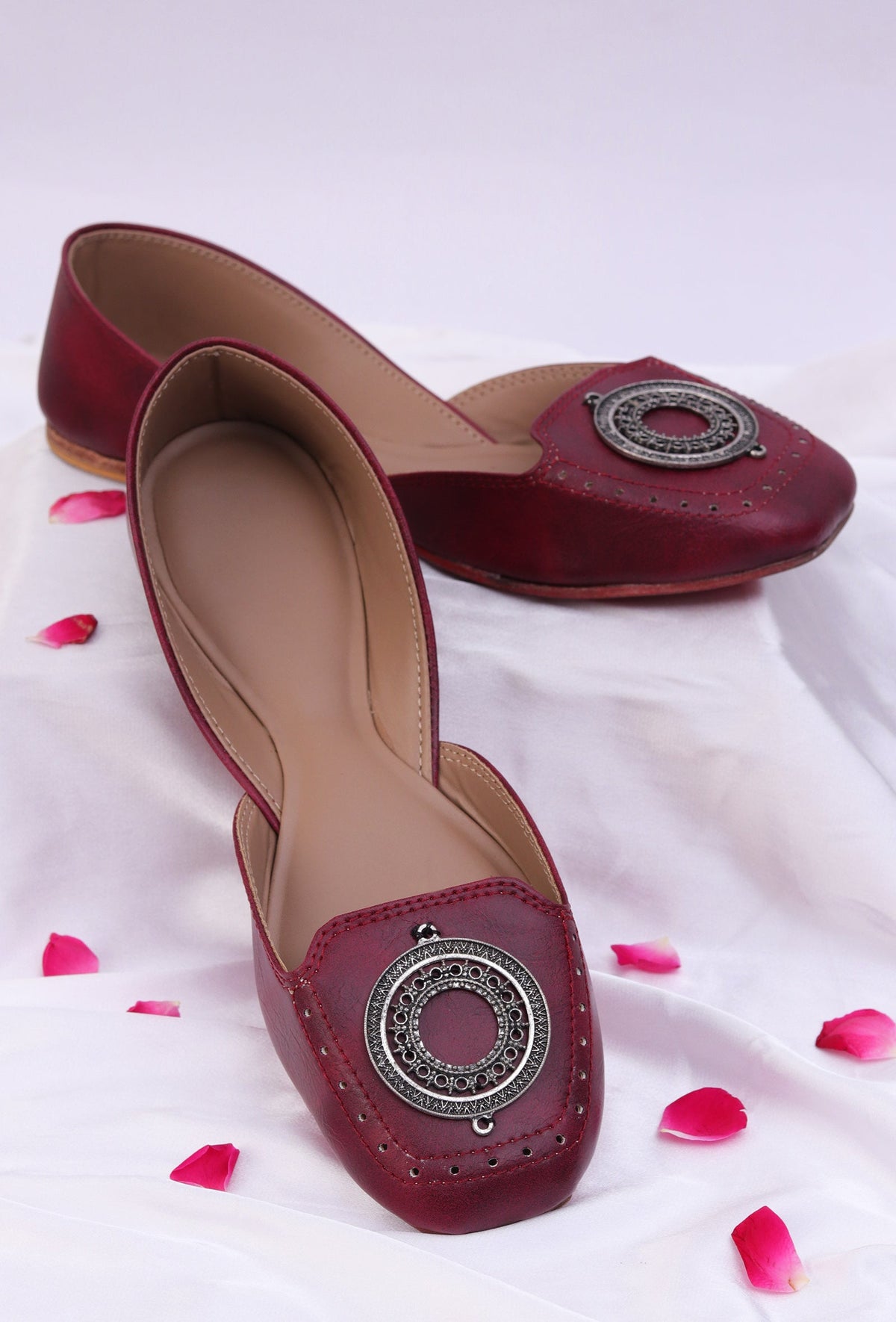 Vibrant Cherry Jutti with Silver Frame Detailing サイズ EU41