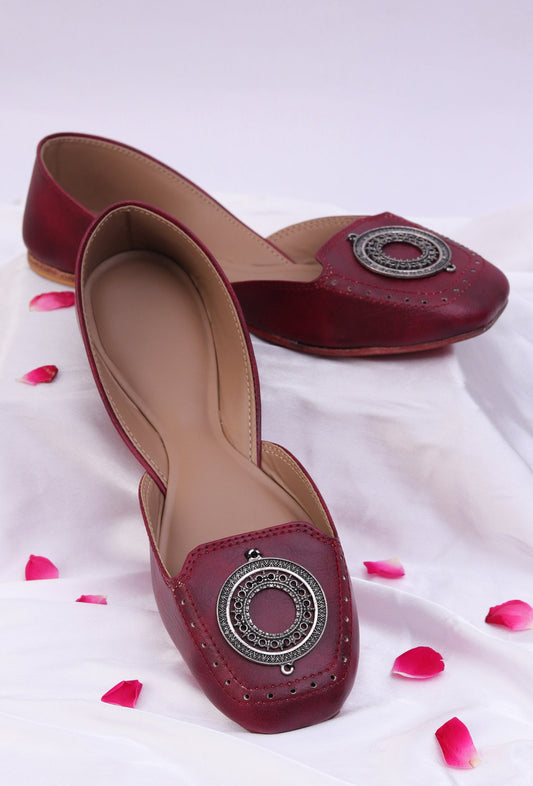 Vibrant Cherry Jutti with Silver Frame Detailing サイズ EU41