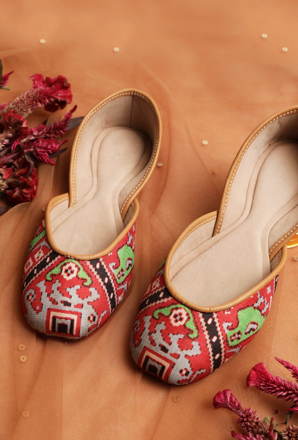 Green & Red Silk Patola Print Juttie サイズ EU42