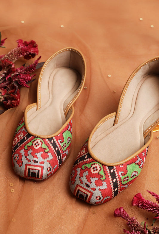 Green & Red Silk Patola Print Juttie サイズ EU38