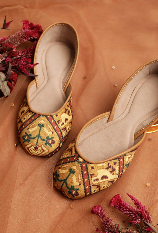 Golden Silk Patola Print Juttie サイズ EU38