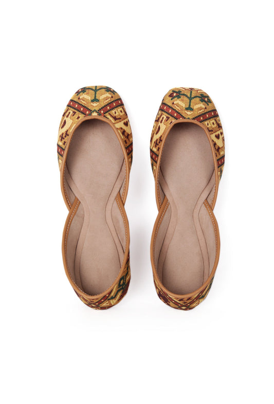 Golden Silk Patola Print Juttie サイズ EU38