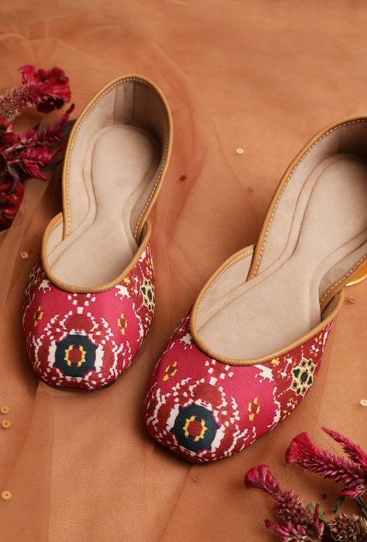 Pink & Coral Silk Patola Print Juttie サイズ EU38