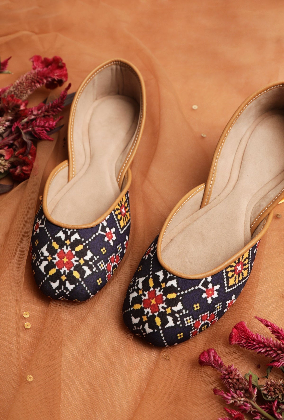 Blue Silk Patola Print Juttie サイズ EU41
