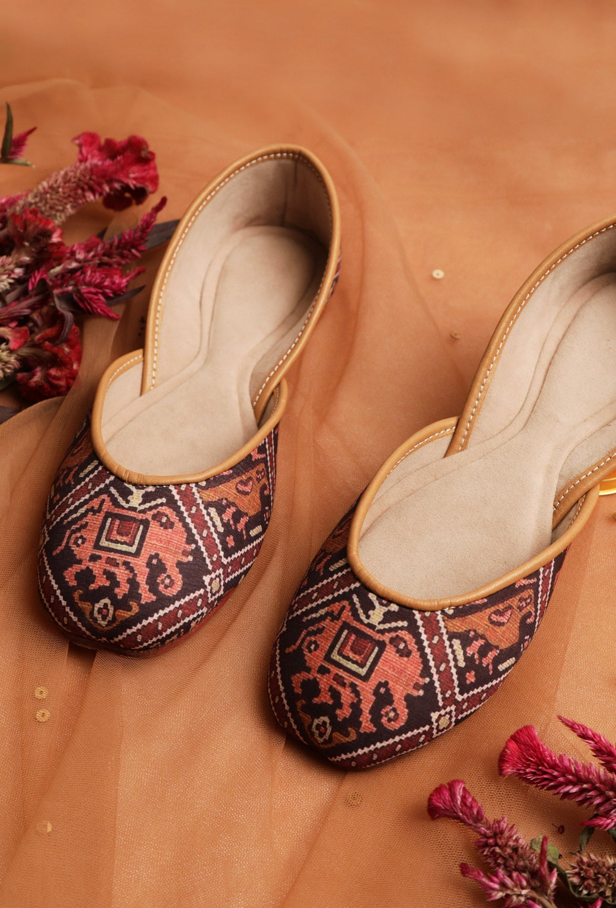 Maroon Silk Patola Print Juttie サイズ EU41