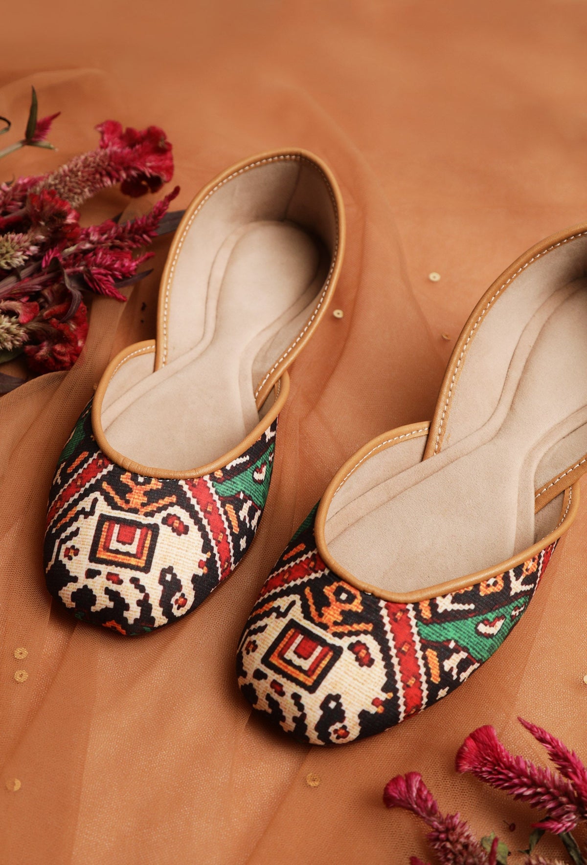 Dark Green & Red Silk Patola Print Juttie サイズ EU35