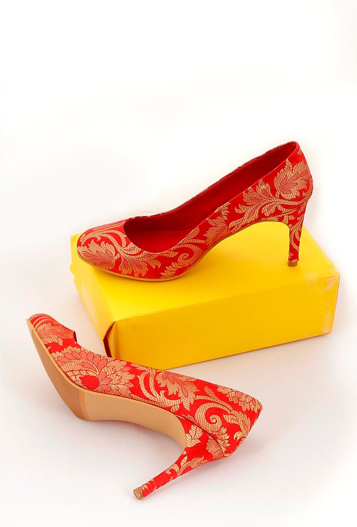 Red Pencil Heels in Brocade サイズ EU37
