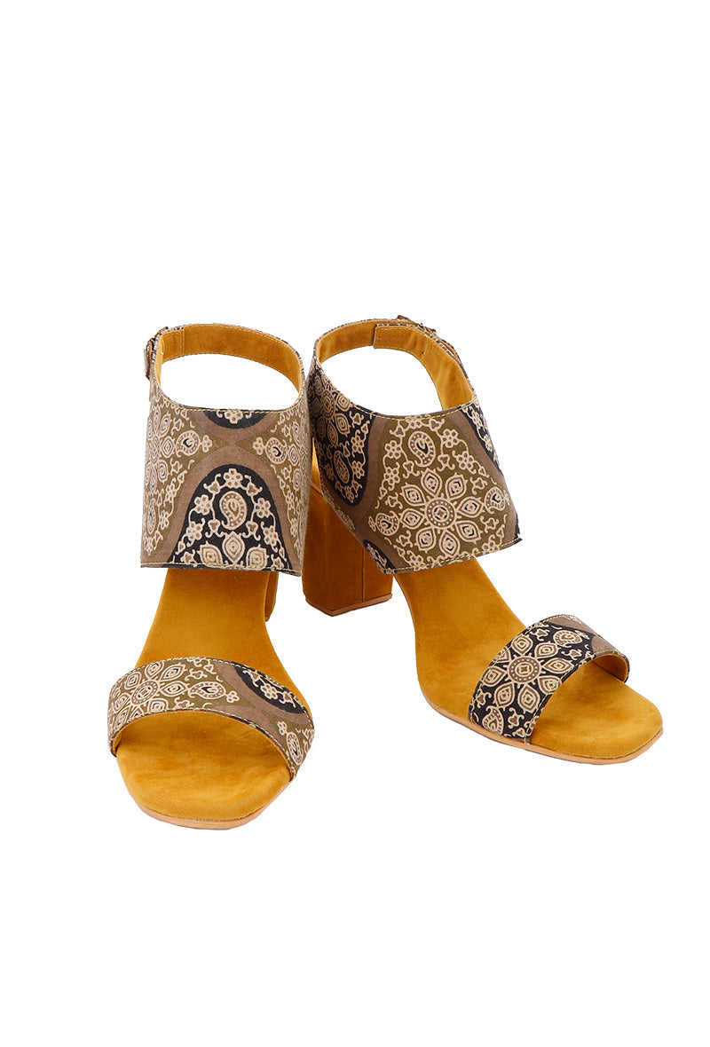 Medallion Yellow Ajrakh Cotton Strappy Block Heels in Suede サイズ EU41