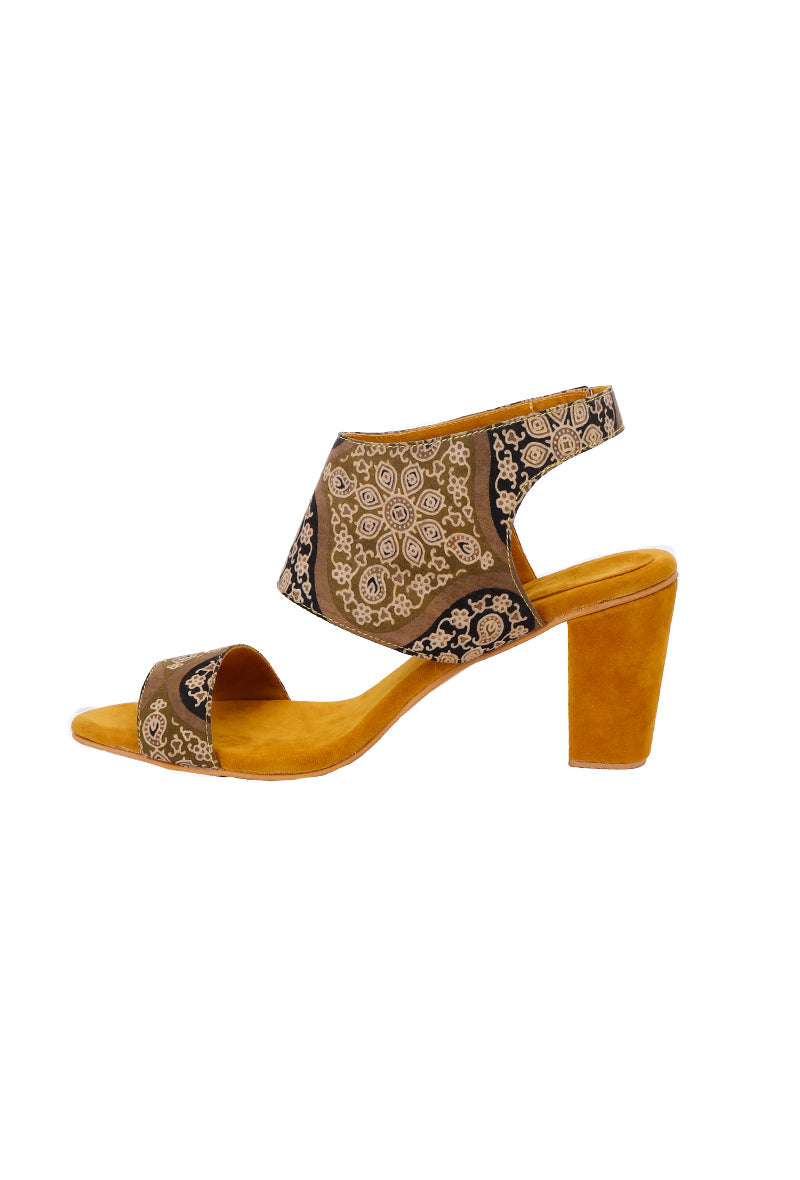 Medallion Yellow Ajrakh Cotton Strappy Block Heels in Suede サイズ EU42