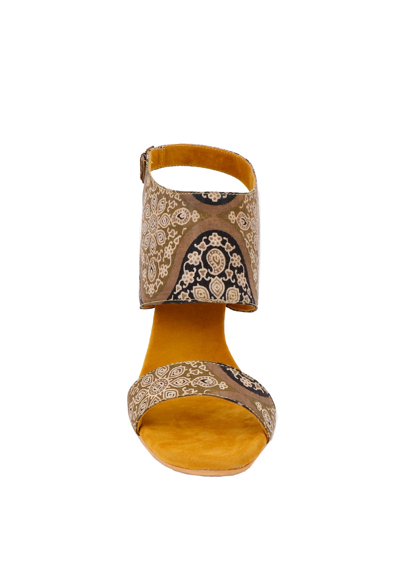 Medallion Yellow Ajrakh Cotton Strappy Block Heels in Suede サイズ EU40
