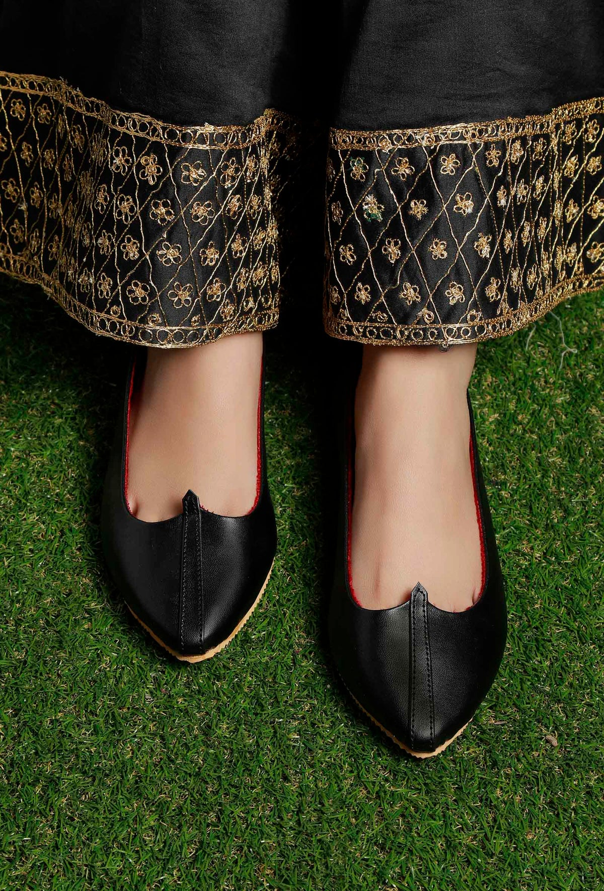 Black Cruelty-Free Leather Juttis サイズ EU37