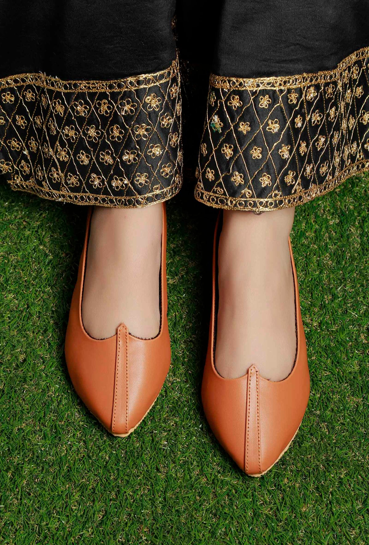 Tan Cruelty-Free Leather Juttis サイズ EU35
