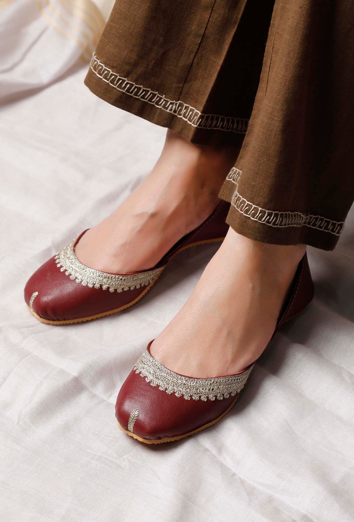 Maroon Embroidered Cruelty-Free Leather Juttis サイズ EU38