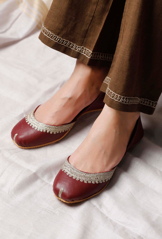 Maroon Embroidered Cruelty-Free Leather Juttis サイズ EU38