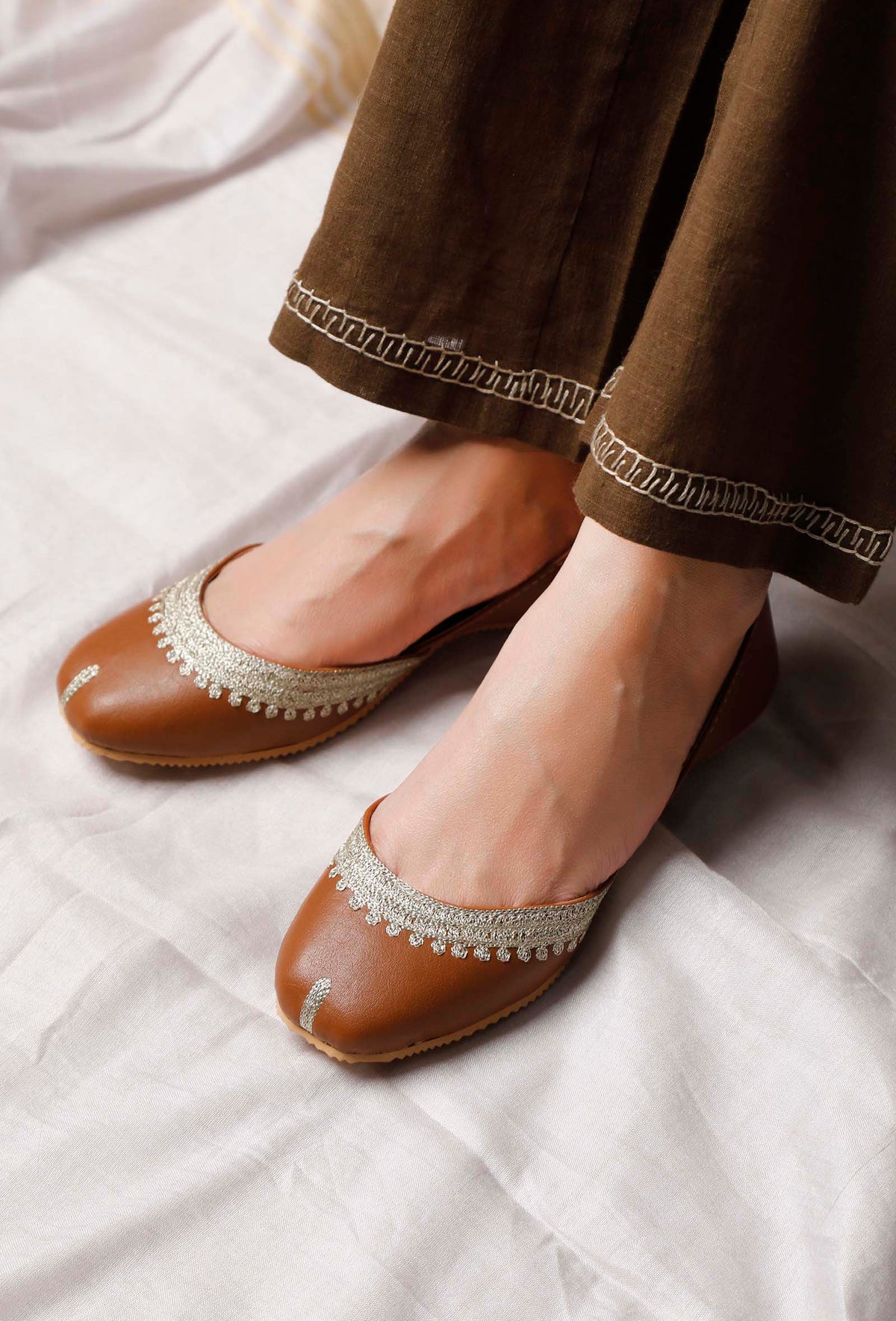 Tan Embroidered Cruelty-Free Leather Juttis サイズ EU38