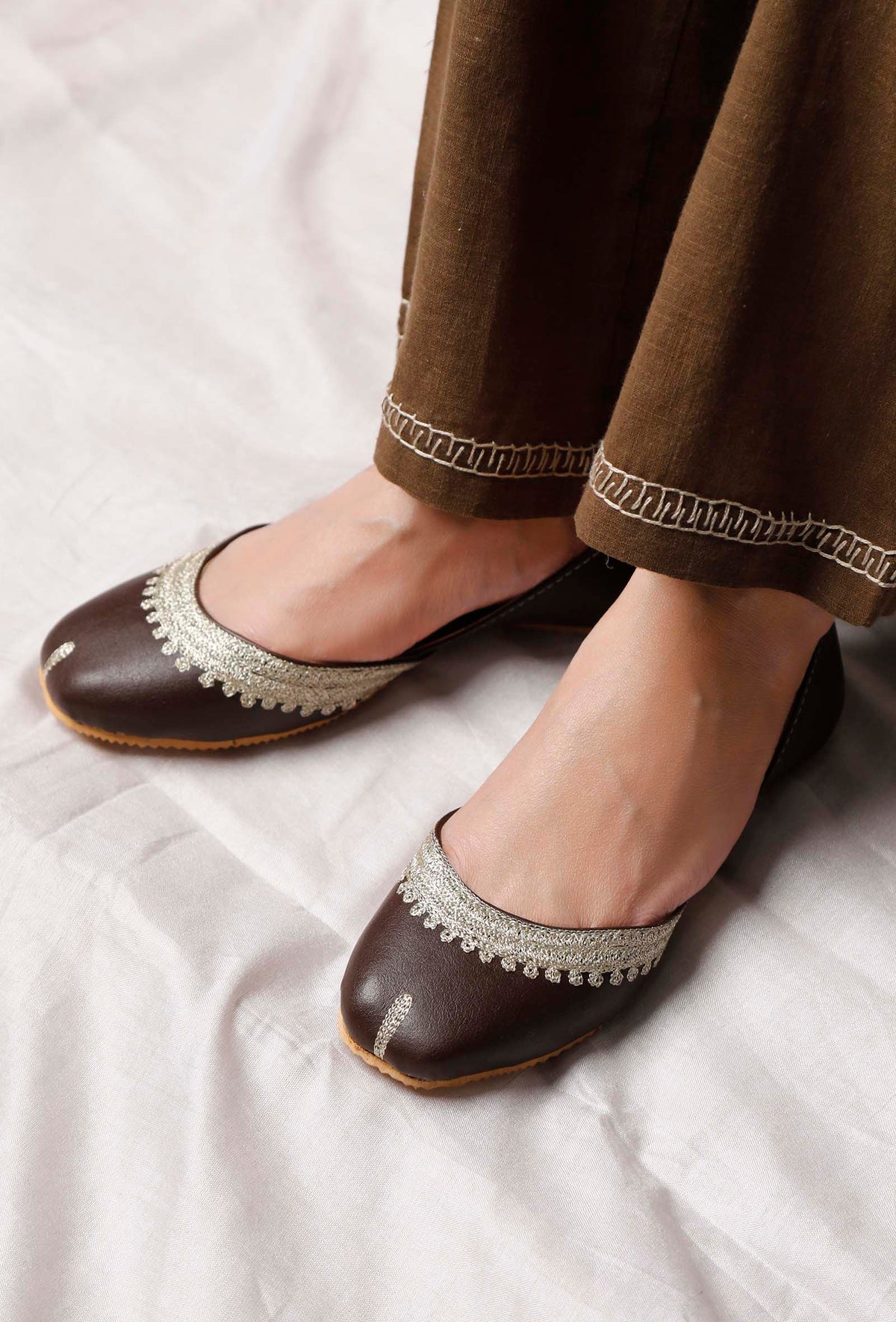 Brown Embroidered Cruelty-Free Leather Juttis サイズ EU38