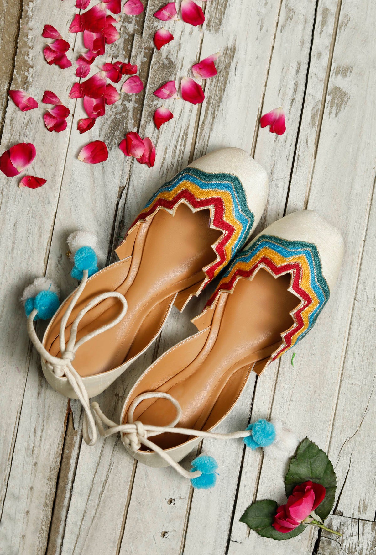 Satrangi Multicolour Resham Embroidered Juttis サイズ EU35