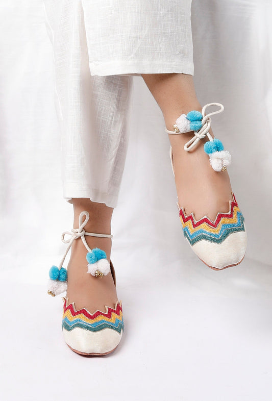 Satrangi Multicolour Resham Embroidered Juttis サイズ EU38