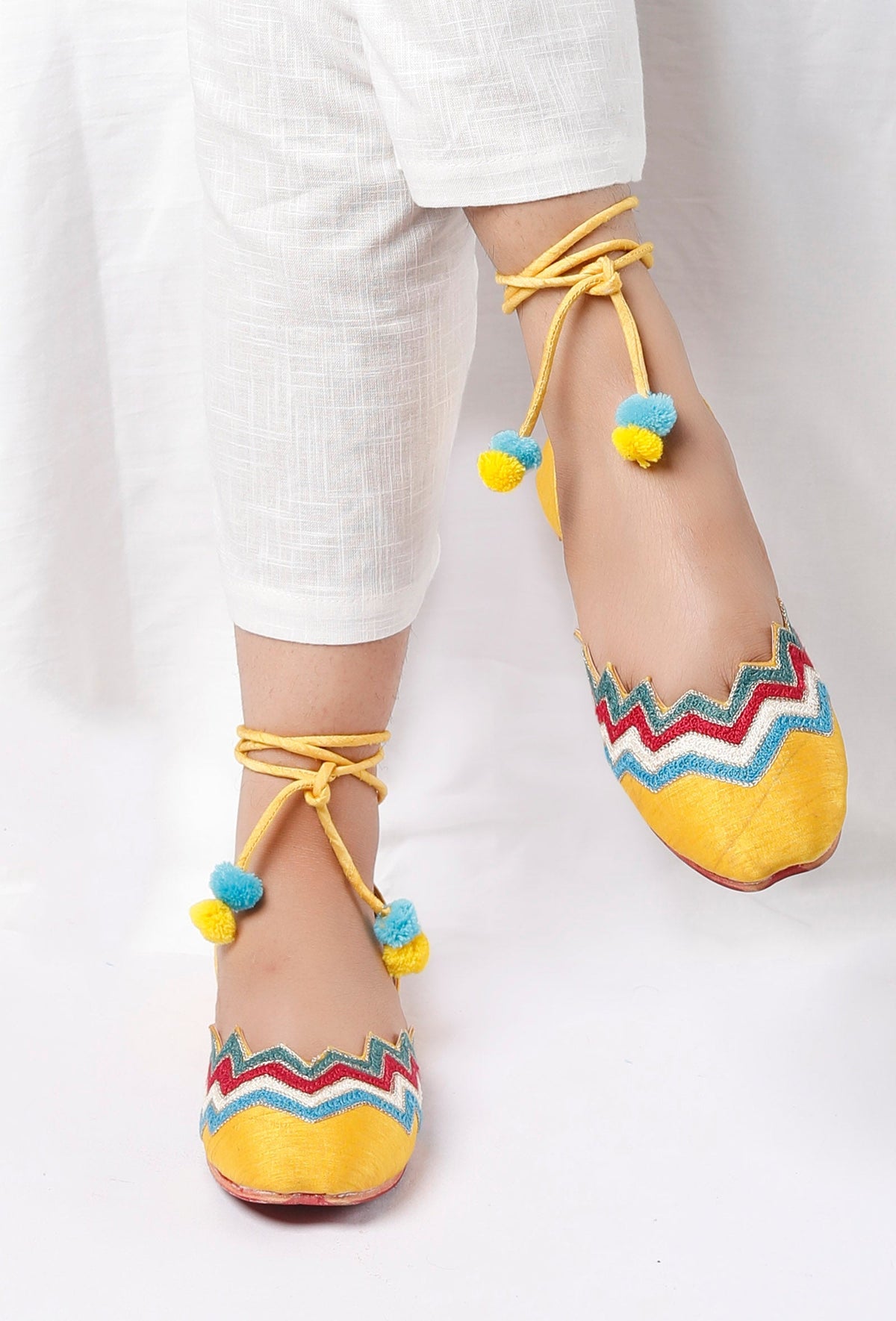 Umang Resham Embroidered Juttis for Women サイズ EU39