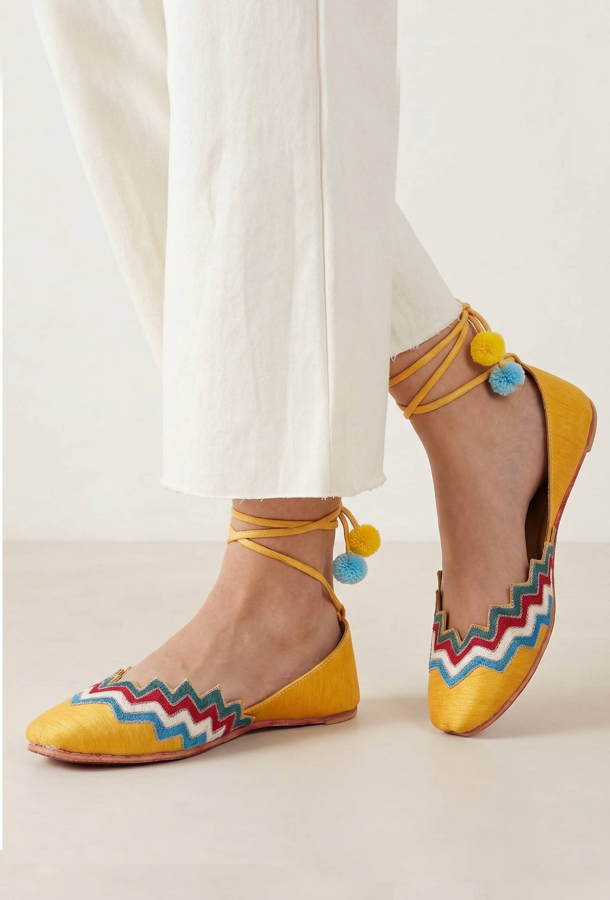Umang Resham Embroidered Juttis for Women サイズ EU37