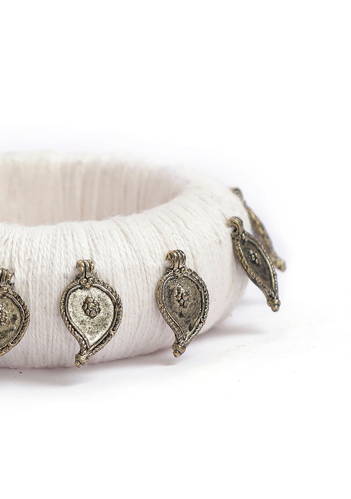 White Thread Wooden Bangles サイズ 2.6（内径 約6.0cm）