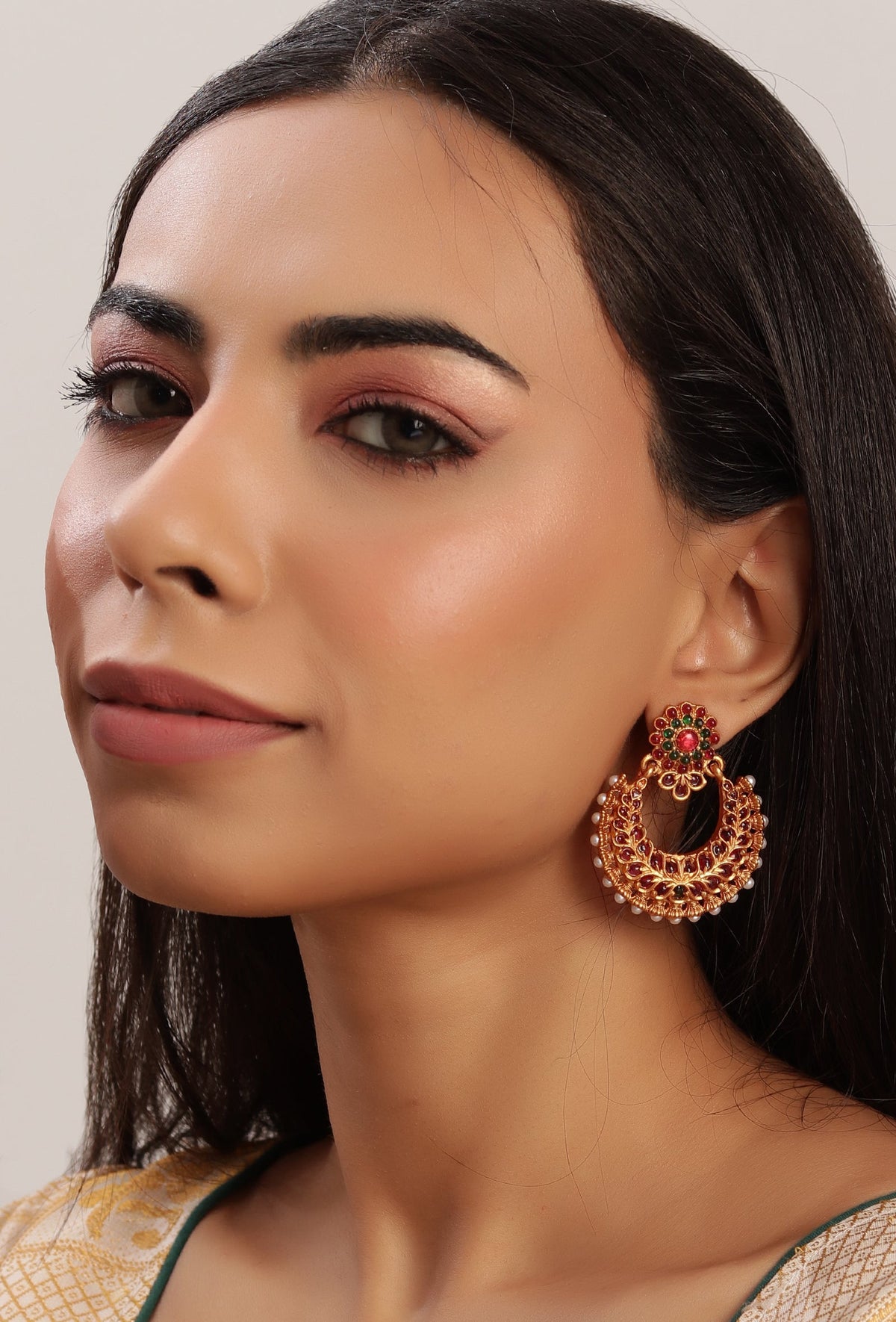 Matte Finish Reverse Stone Kemp Jewellery Set With Chandelier Earrings