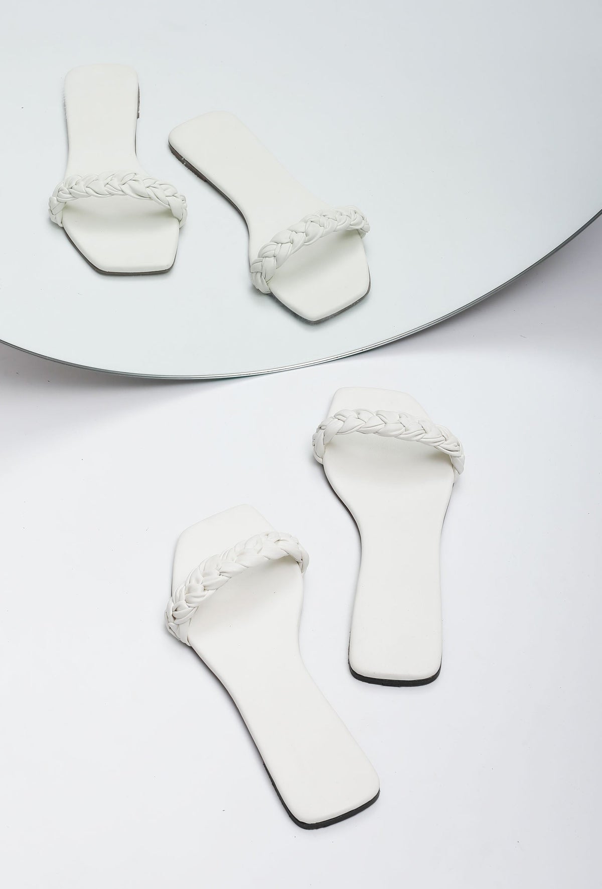 Daisy White Braided Cruelty Free Leather Flats サイズ EU35