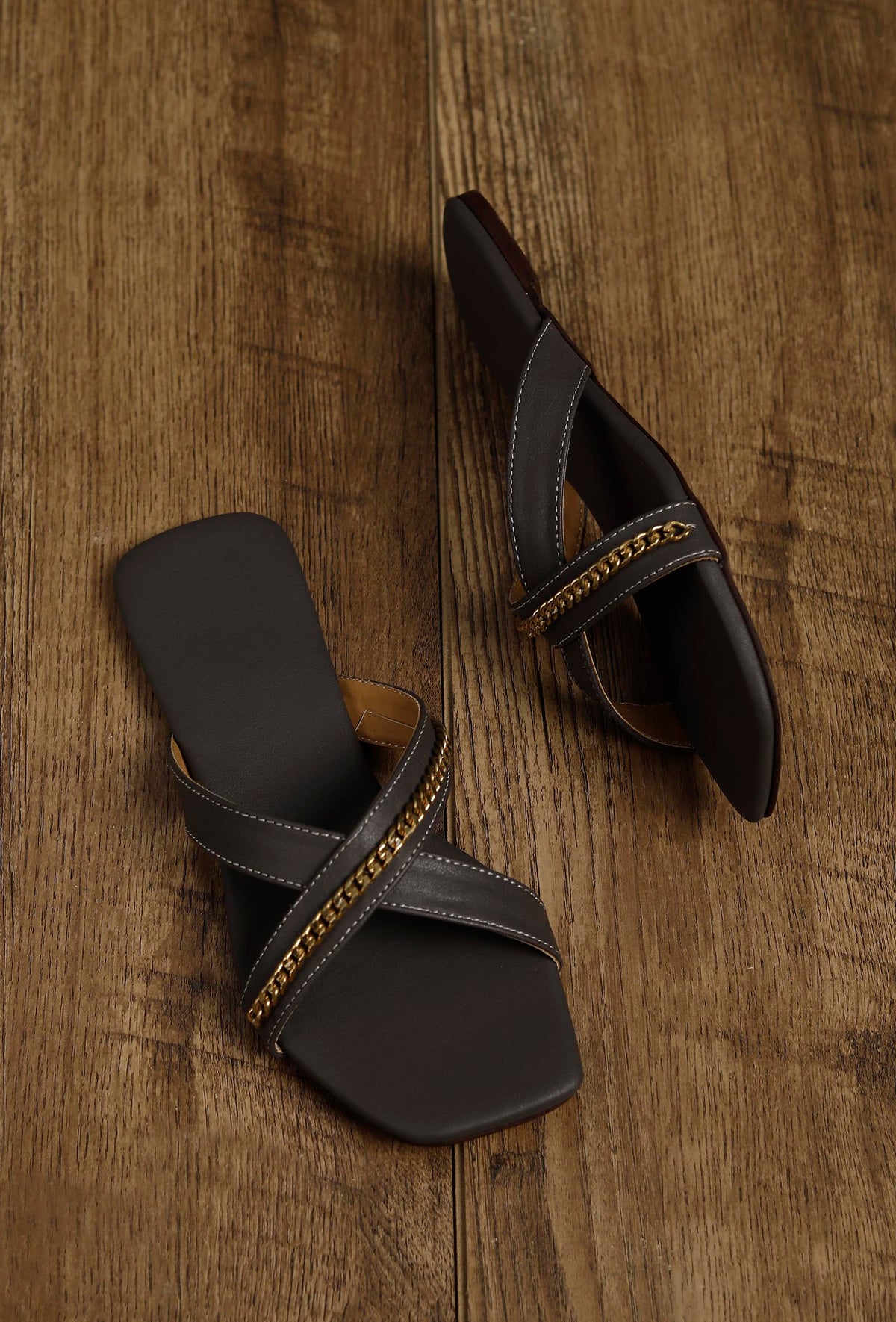 Sepia Grey Criss Cross Cruelty-Free Leather Flats サイズ EU38