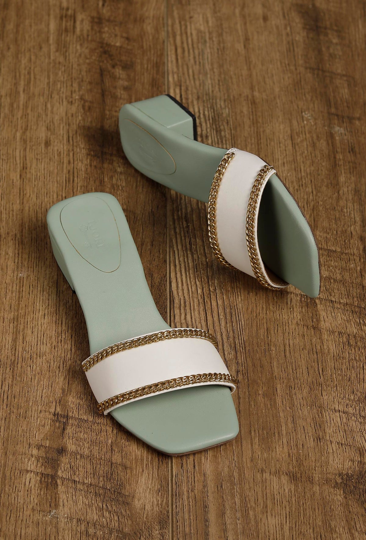 Ice Blue and White Gold Chain Cruelty-Free Leather Heels サイズ EU41