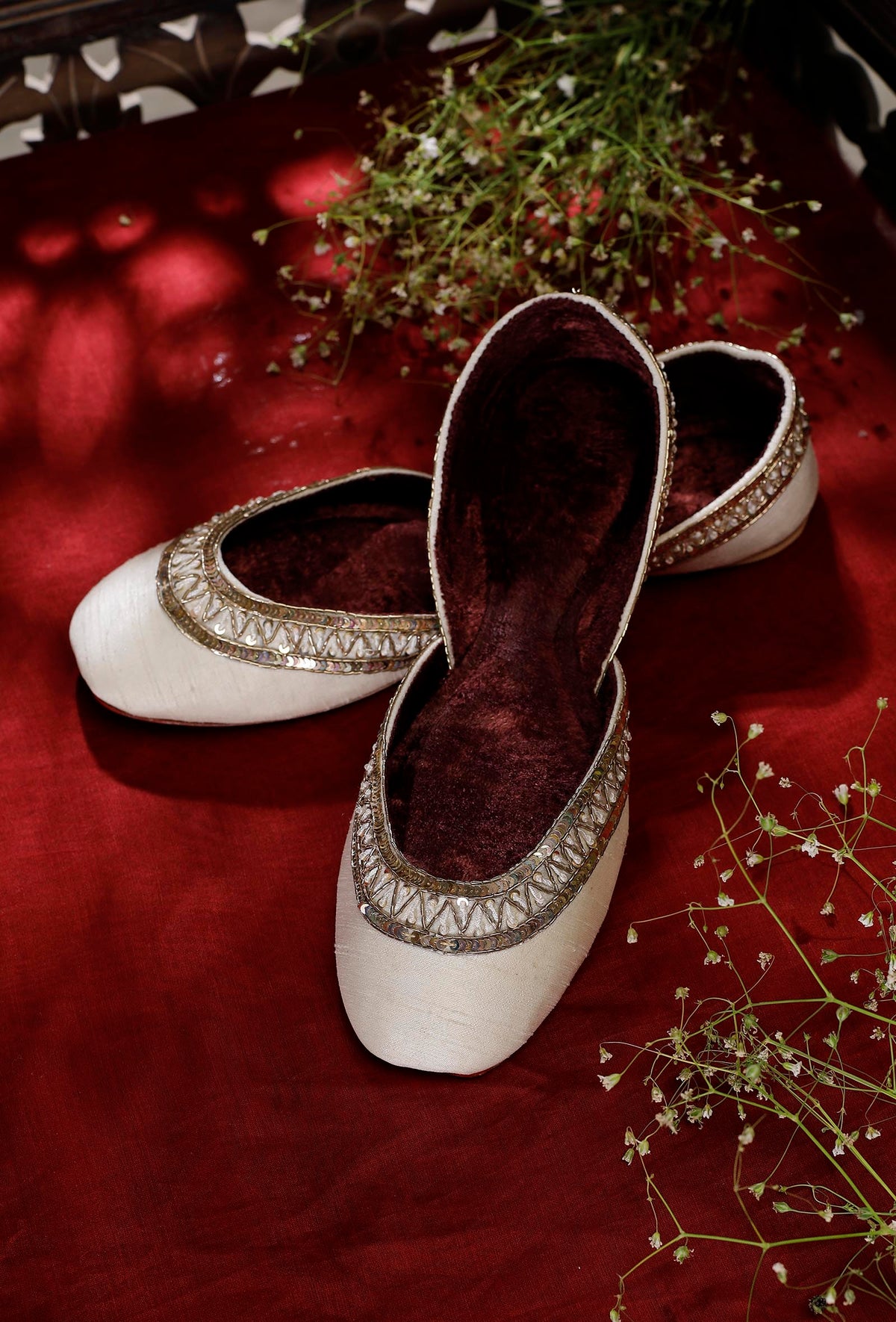 Shagufta White Silk Embroidered Velvet Juttis サイズ EU35